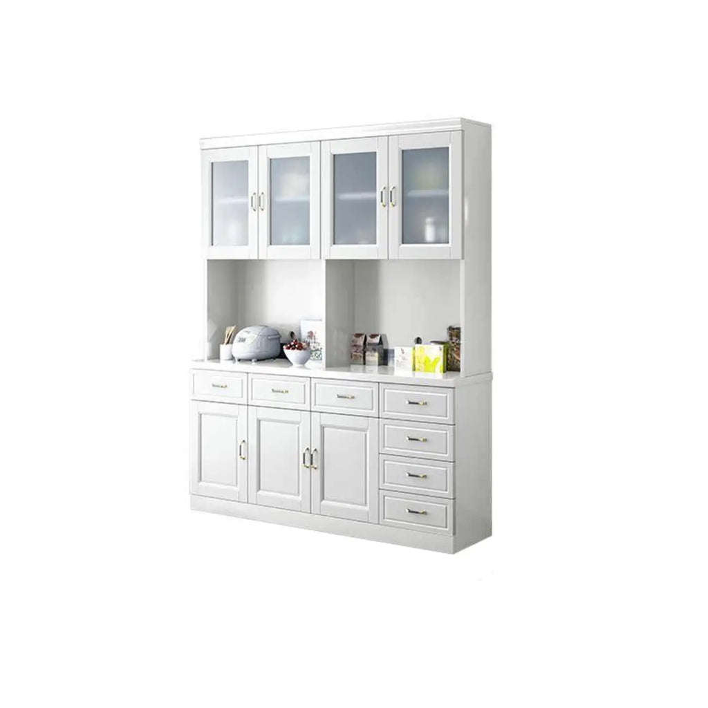 Cucina in legno, credenza bianca, portabottiglie integrato