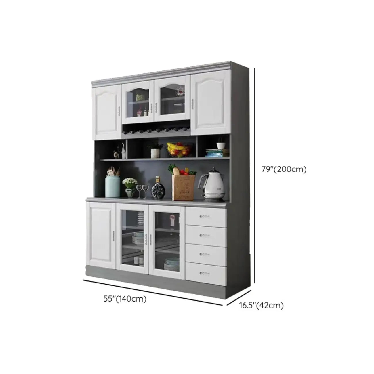 Cucina in legno, credenza bianca, portabottiglie integrato