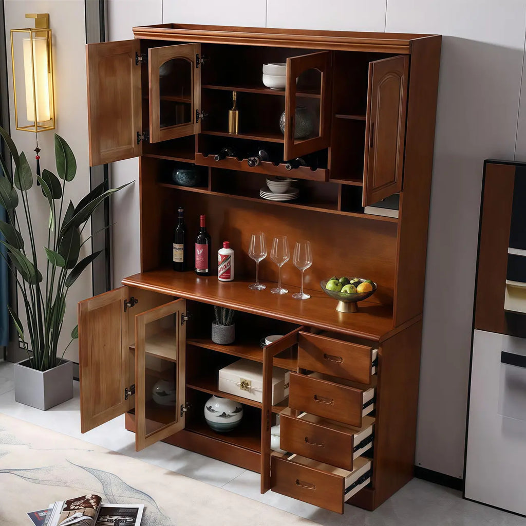 Cucina in legno, credenza bianca, portabottiglie integrato