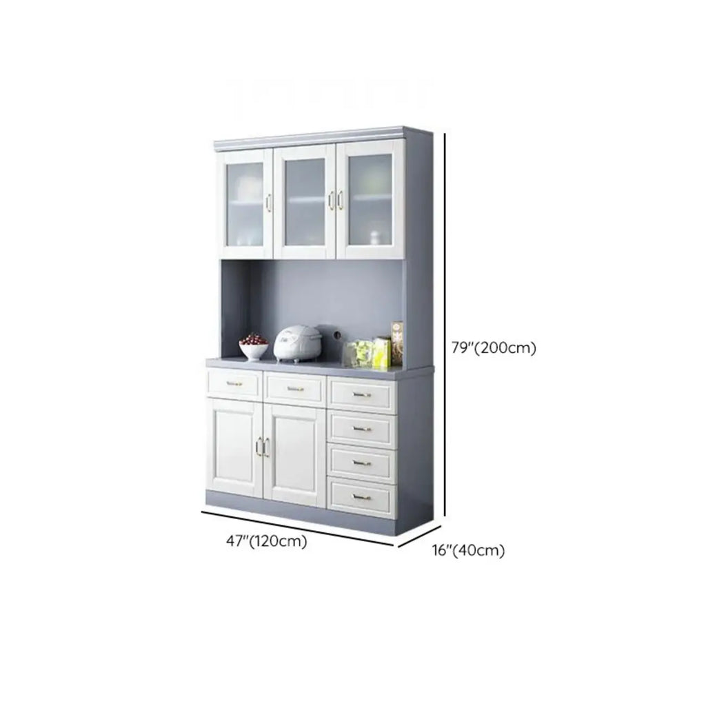 Cucina in legno, credenza bianca, portabottiglie integrato