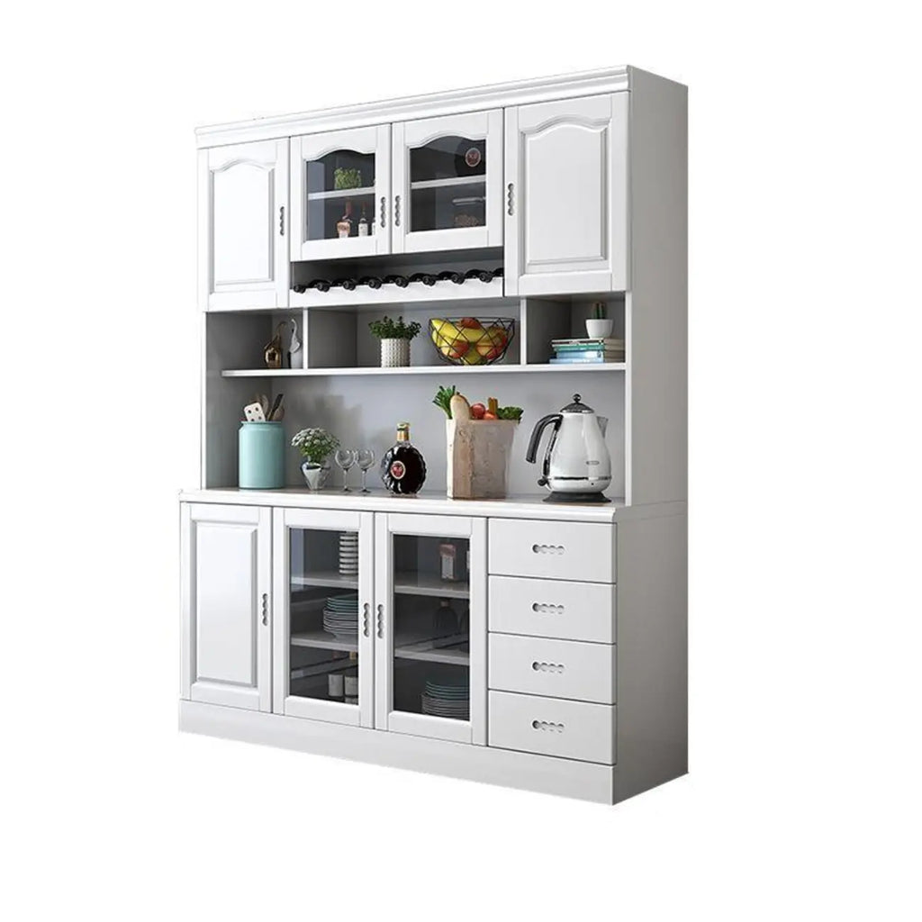 Cucina in legno, credenza bianca, portabottiglie integrato