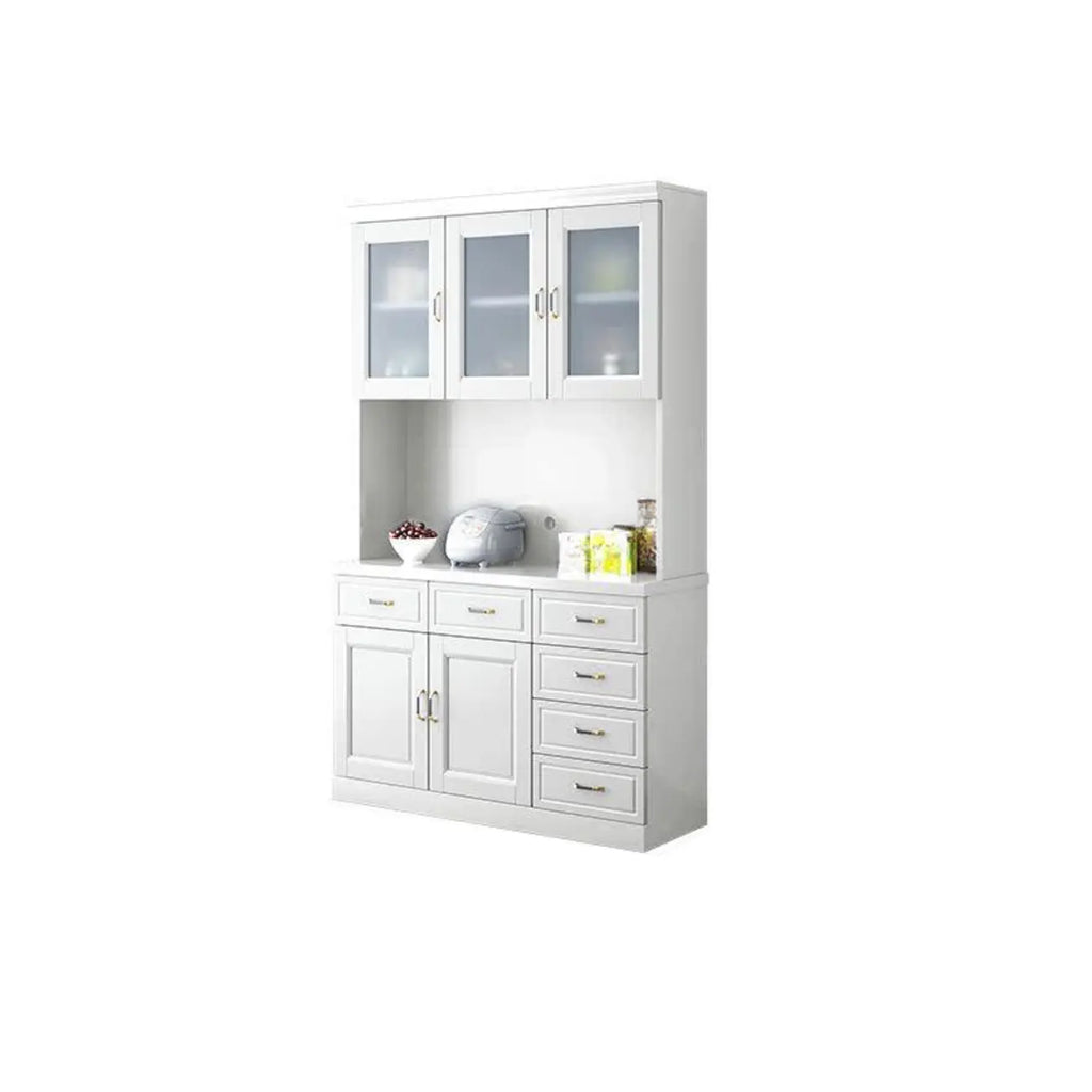 Cucina in legno, credenza bianca, portabottiglie integrato