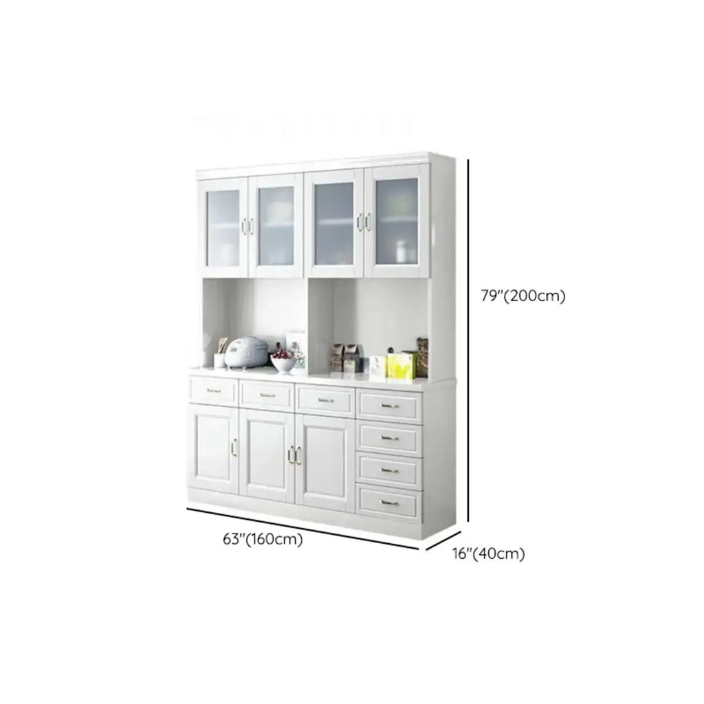 Cucina in legno, credenza bianca, portabottiglie integrato