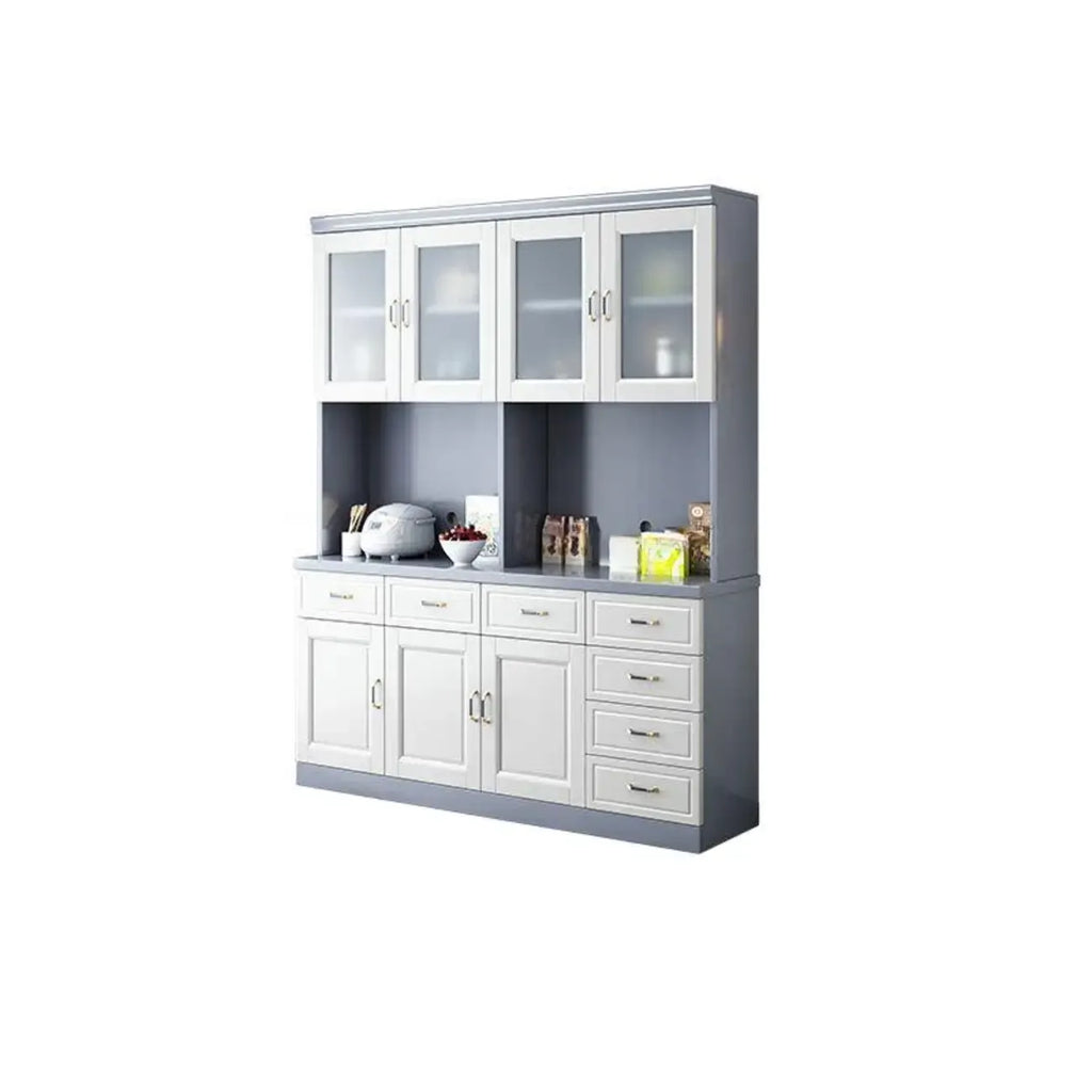 Cucina in legno, credenza bianca, portabottiglie integrato