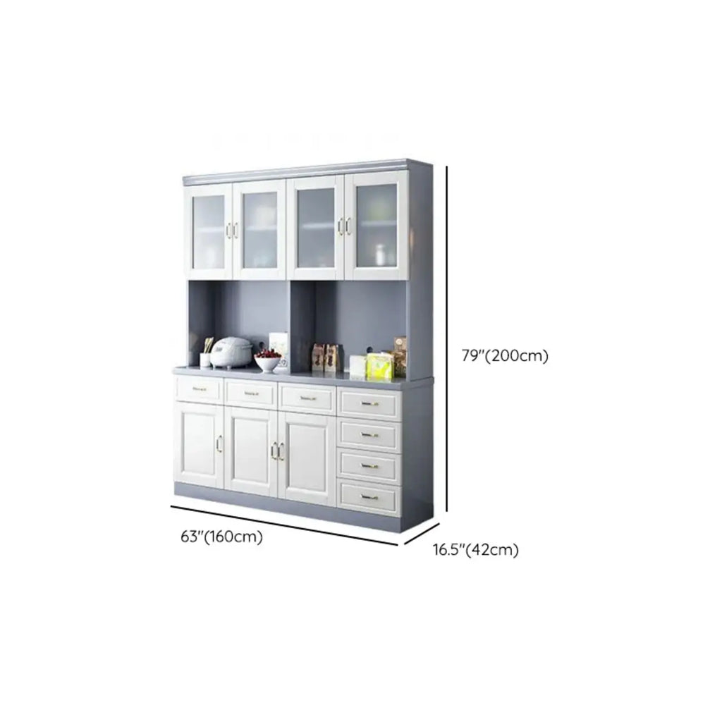 Cucina in legno, credenza bianca, portabottiglie integrato