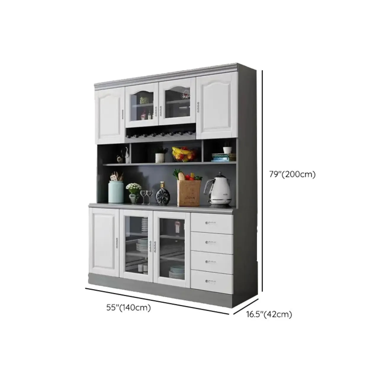 Cucina in legno, credenza bianca, portabottiglie integrato