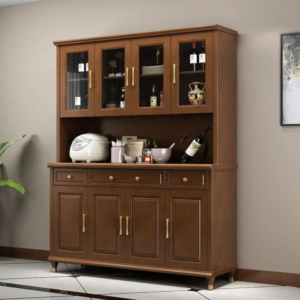 Cucina in legno, credenza bianca, portabottiglie integrato