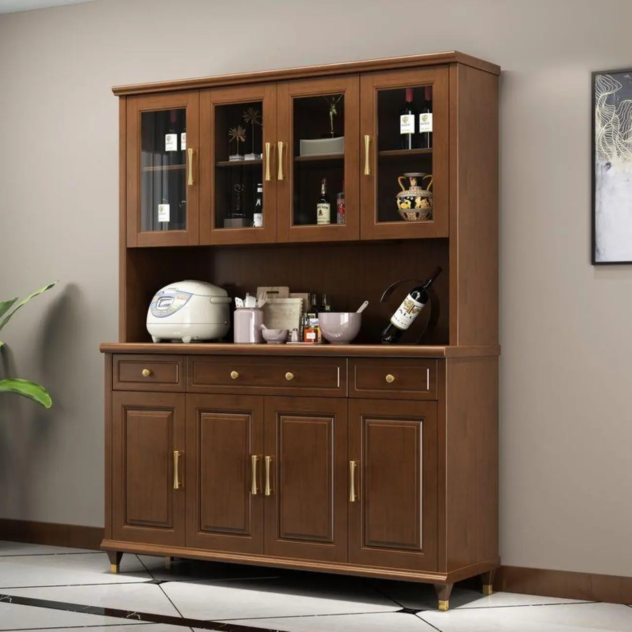 Cucina in legno, credenza bianca, portabottiglie integrato