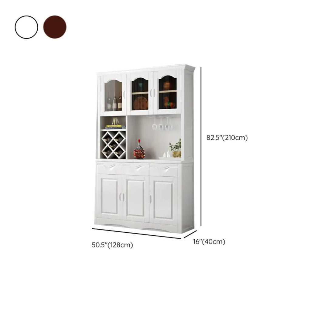 Cucina in legno, credenza bianca, portabottiglie integrato