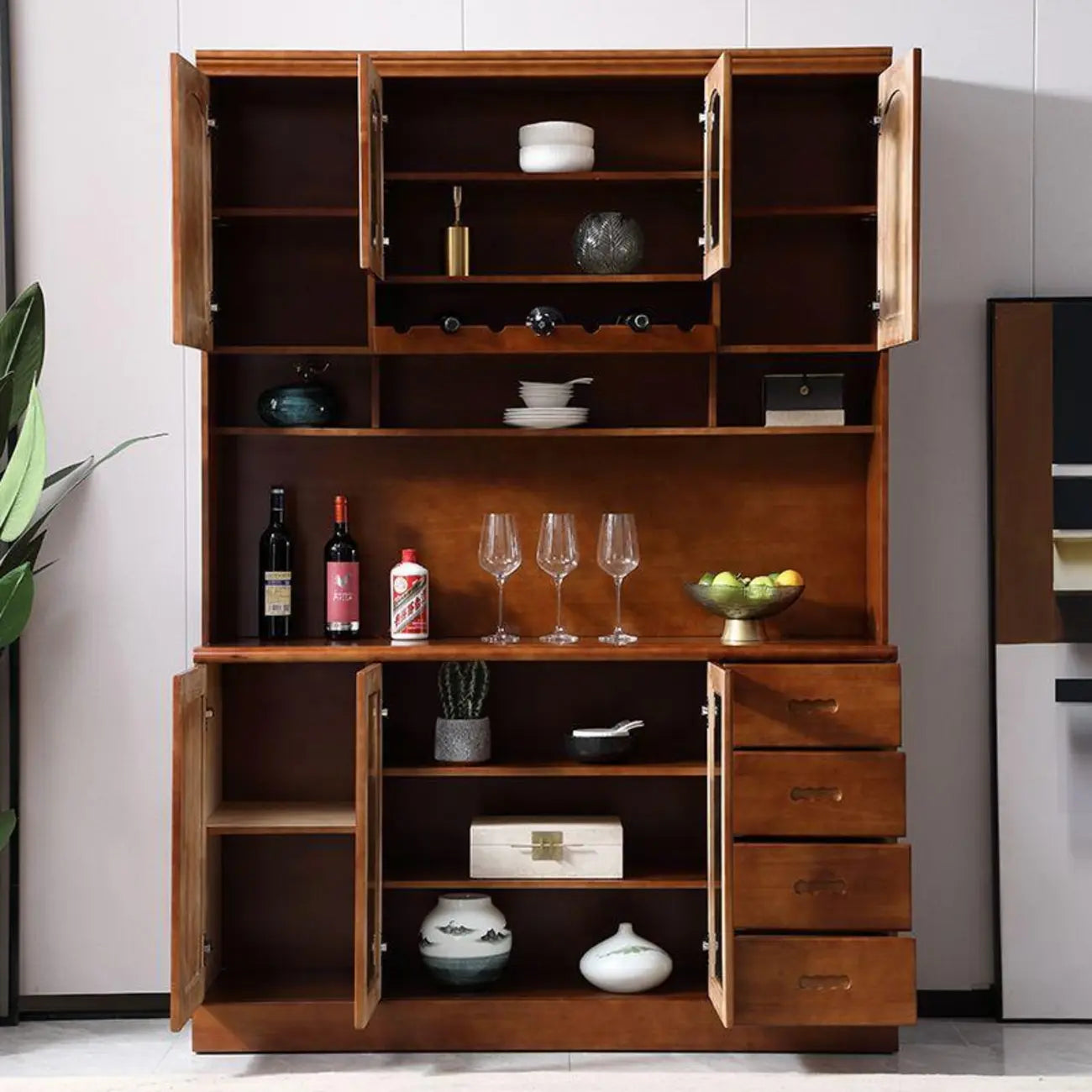 Cucina in legno, credenza bianca, portabottiglie integrato
