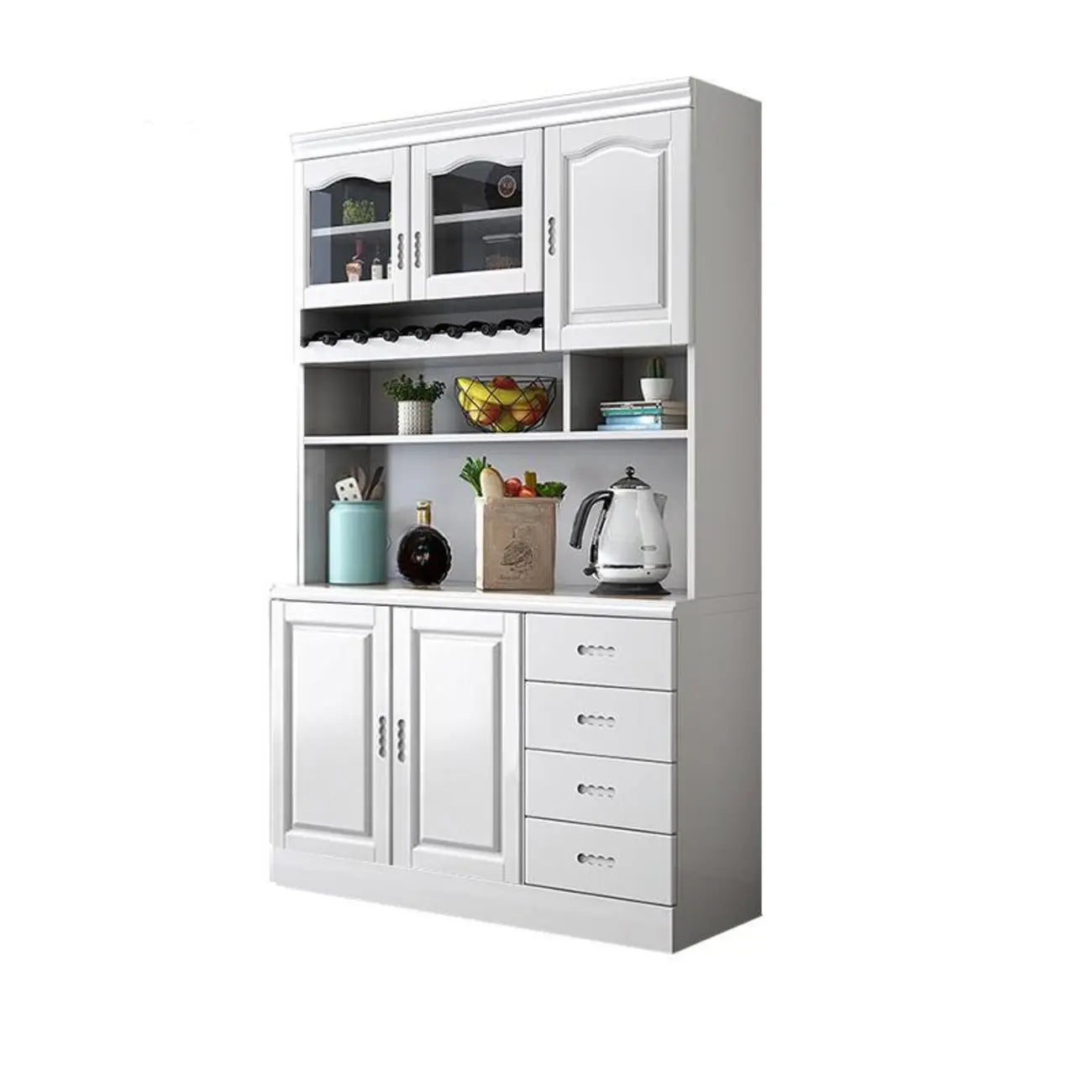 Cucina in legno, credenza bianca, portabottiglie integrato