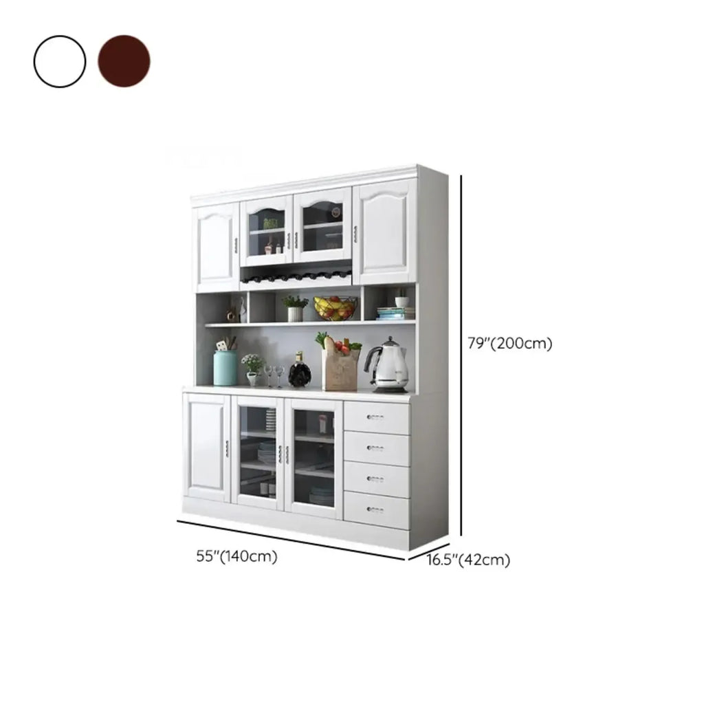 Cucina in legno, credenza bianca, portabottiglie integrato