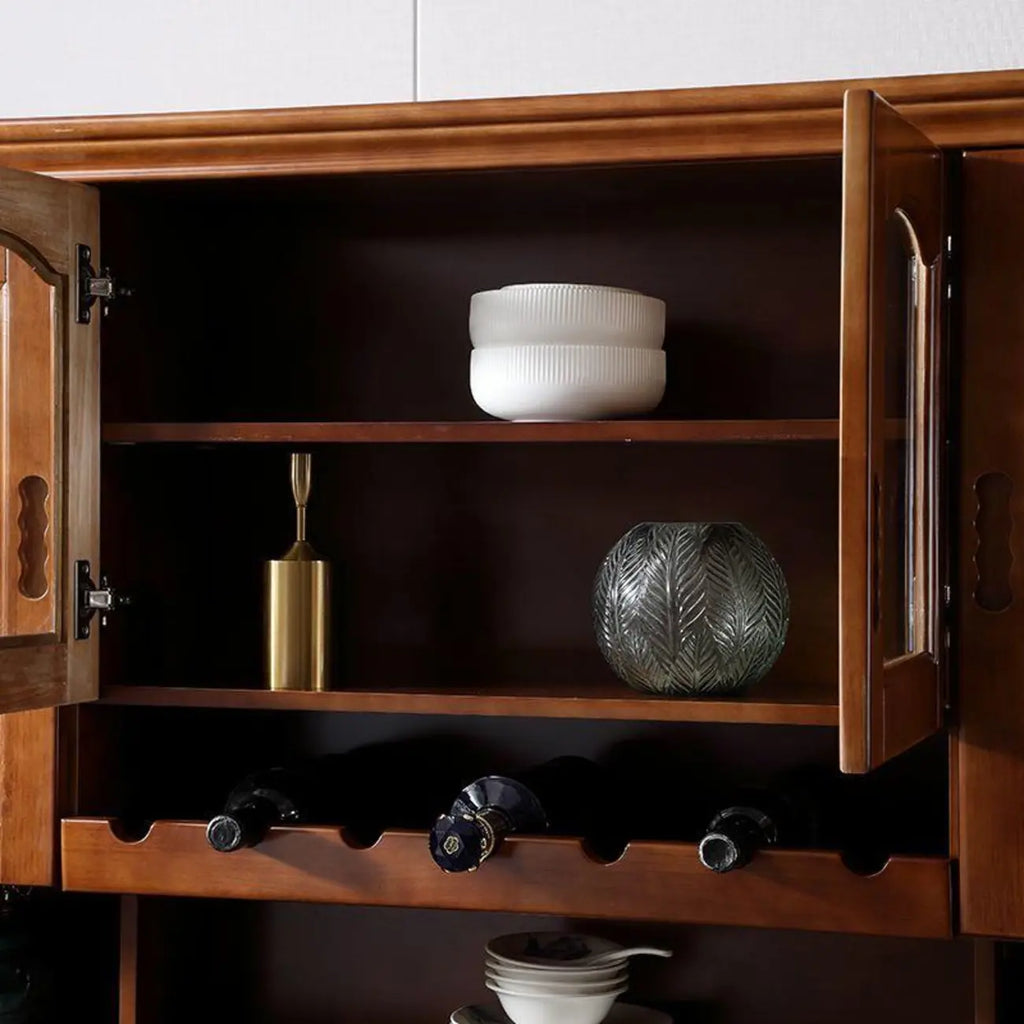 Cucina in legno, credenza bianca, portabottiglie integrato