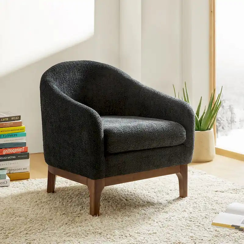 Poltrona a botte Augus Modern Boucle con gambe in legno massello di HULALA HOME