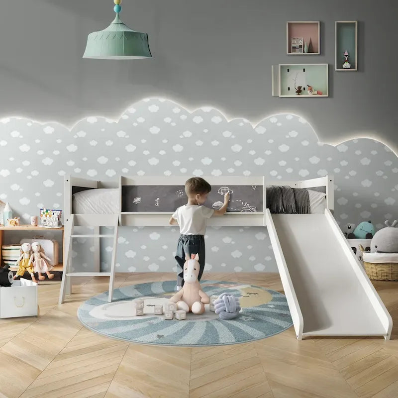 Letto a soppalco basso classico singolo CraftPorch con lavagna, scivolo e scaletta