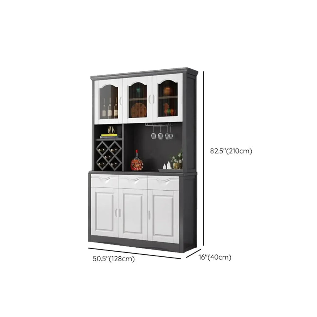 Cucina in legno, credenza bianca, portabottiglie integrato