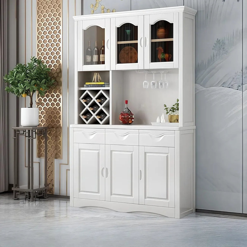 Cucina in legno, credenza bianca, portabottiglie integrato