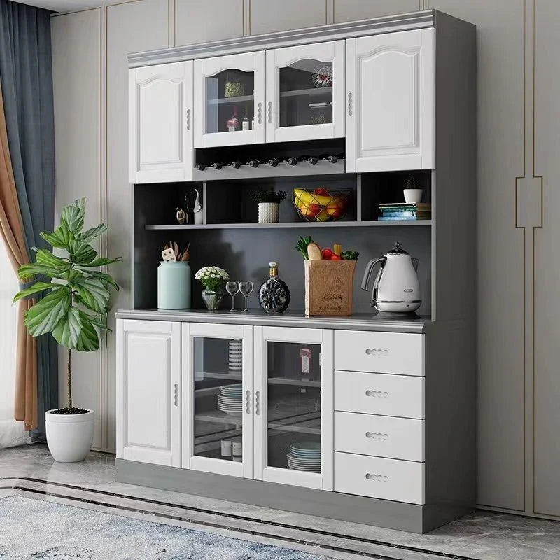 Cucina in legno, credenza bianca, portabottiglie integrato