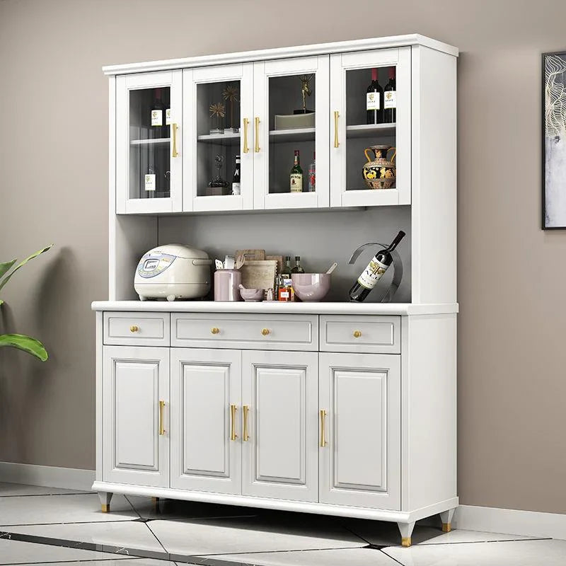 Cucina in legno, credenza bianca, portabottiglie integrato
