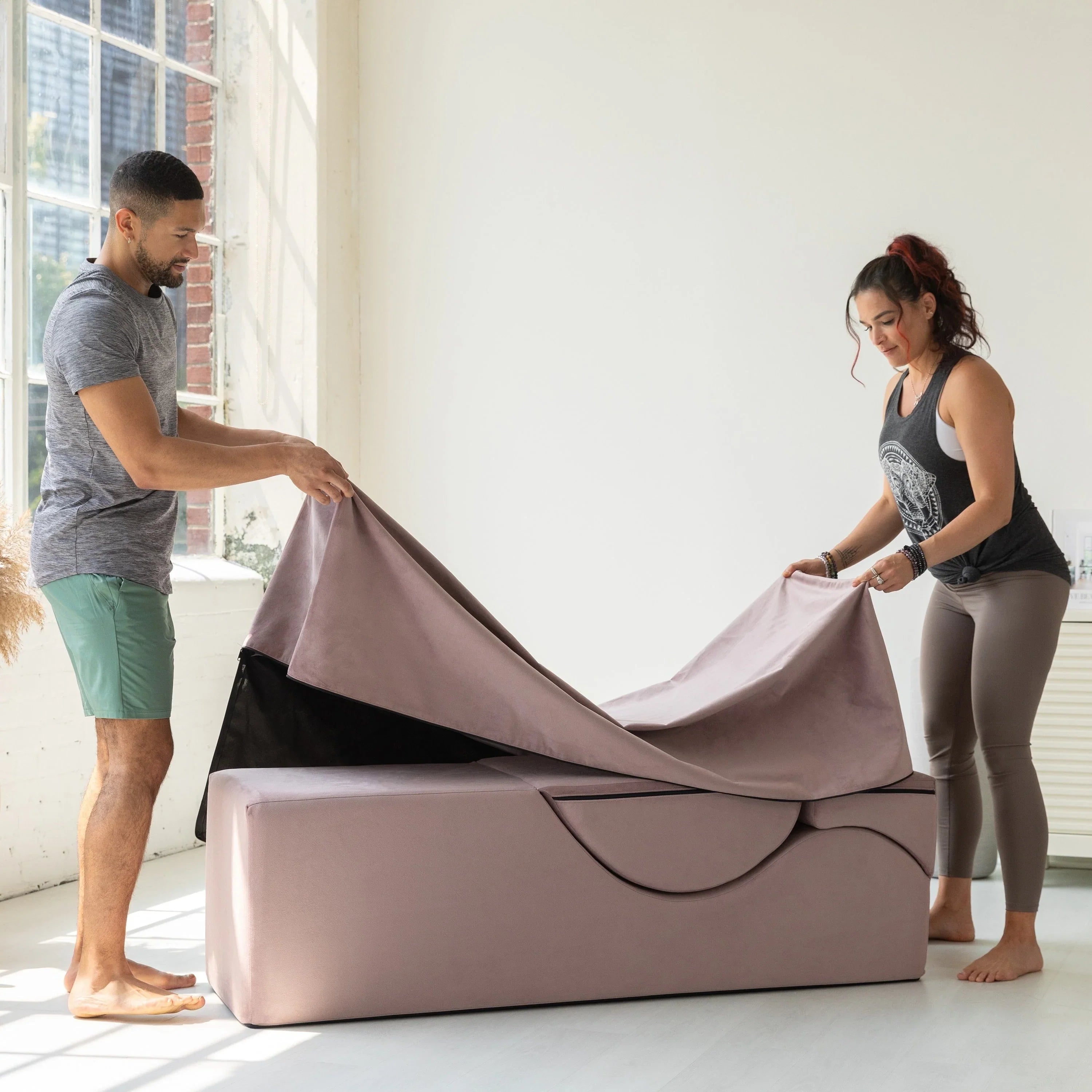 Avana Kami Chaise convertibile / Yoga e Massaggio - Pouf 2 in 1 con sedia a sdraio yoga pieghevole a scomparsa, Microvelvet - N/D