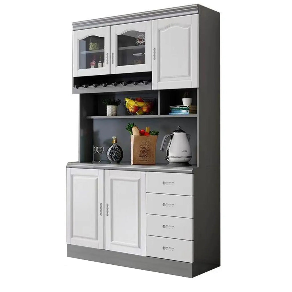 Cucina in legno, credenza bianca, portabottiglie integrato