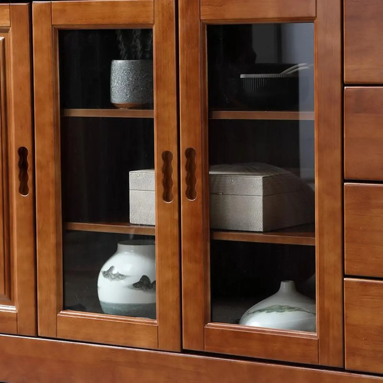Cucina in legno, credenza bianca, portabottiglie integrato