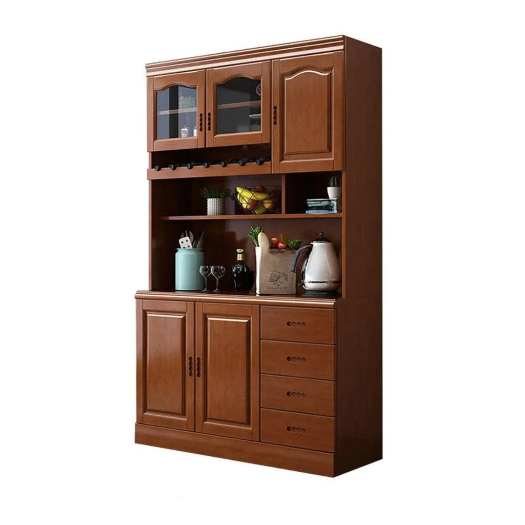 Cucina in legno, credenza bianca, portabottiglie integrato