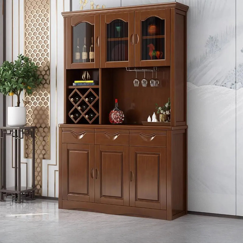 Cucina in legno, credenza bianca, portabottiglie integrato