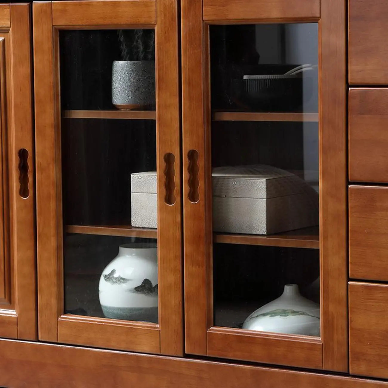 Cucina in legno, credenza bianca, portabottiglie integrato