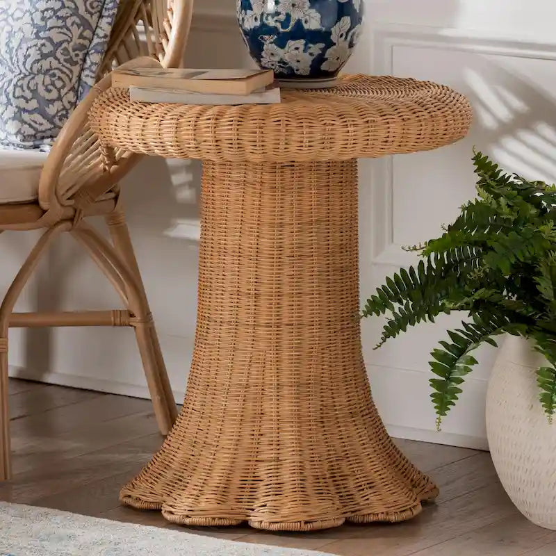 Tavolino in rattan naturale Avalon Scallop - Tavolino in vimini intrecciato a mano con base a gonna, stile costiero per soggiorno o corridoio