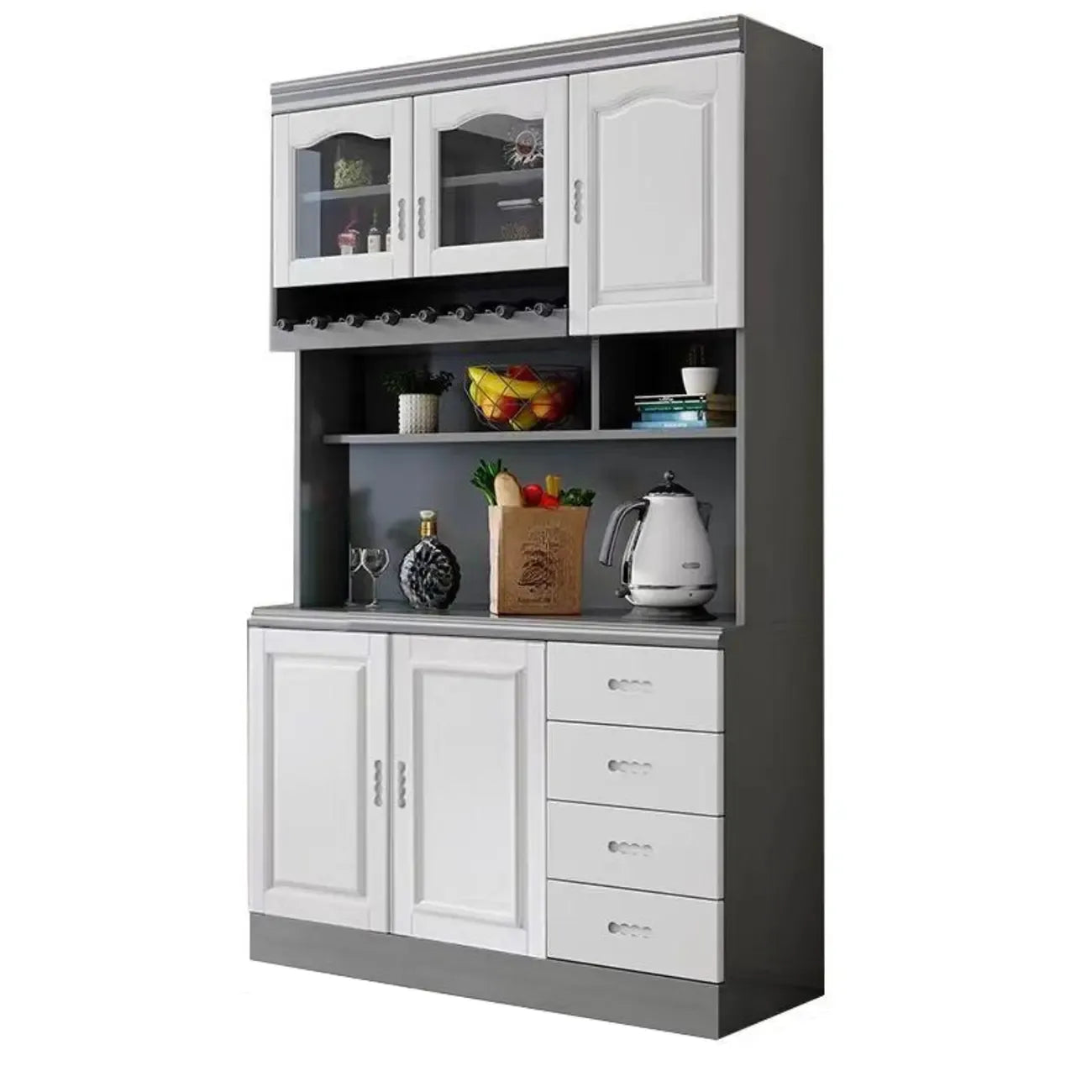 Cucina in legno, credenza bianca, portabottiglie integrato