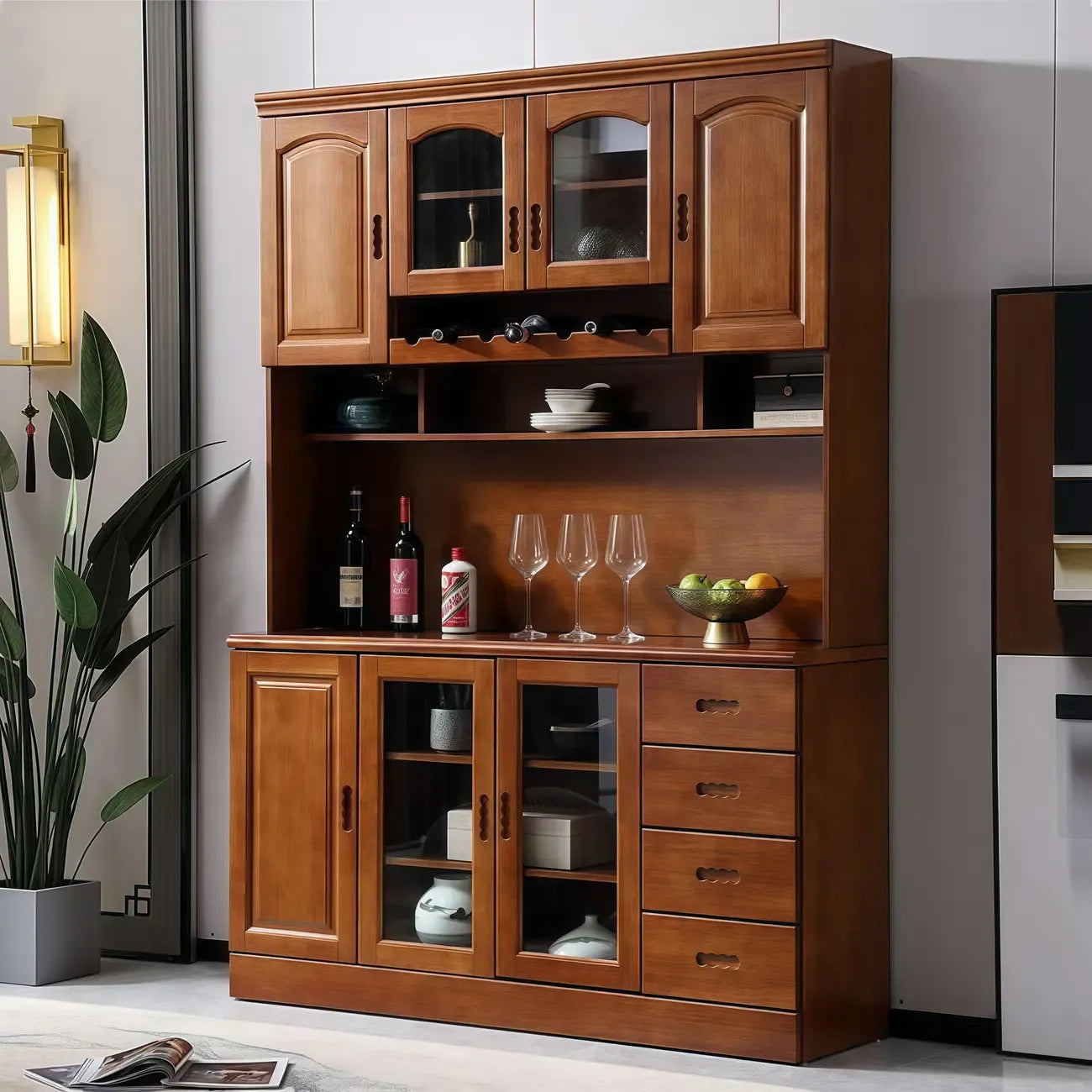 Cucina in legno, credenza bianca, portabottiglie integrato
