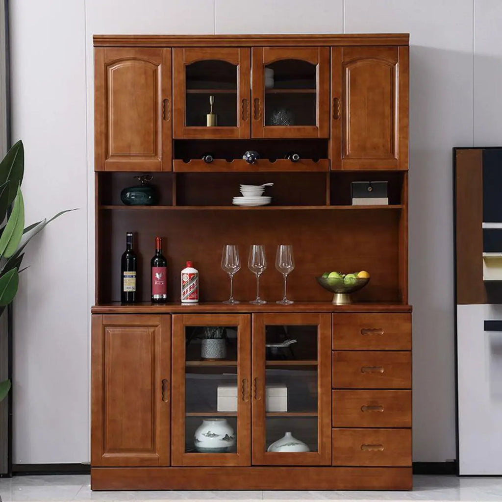 Cucina in legno, credenza bianca, portabottiglie integrato