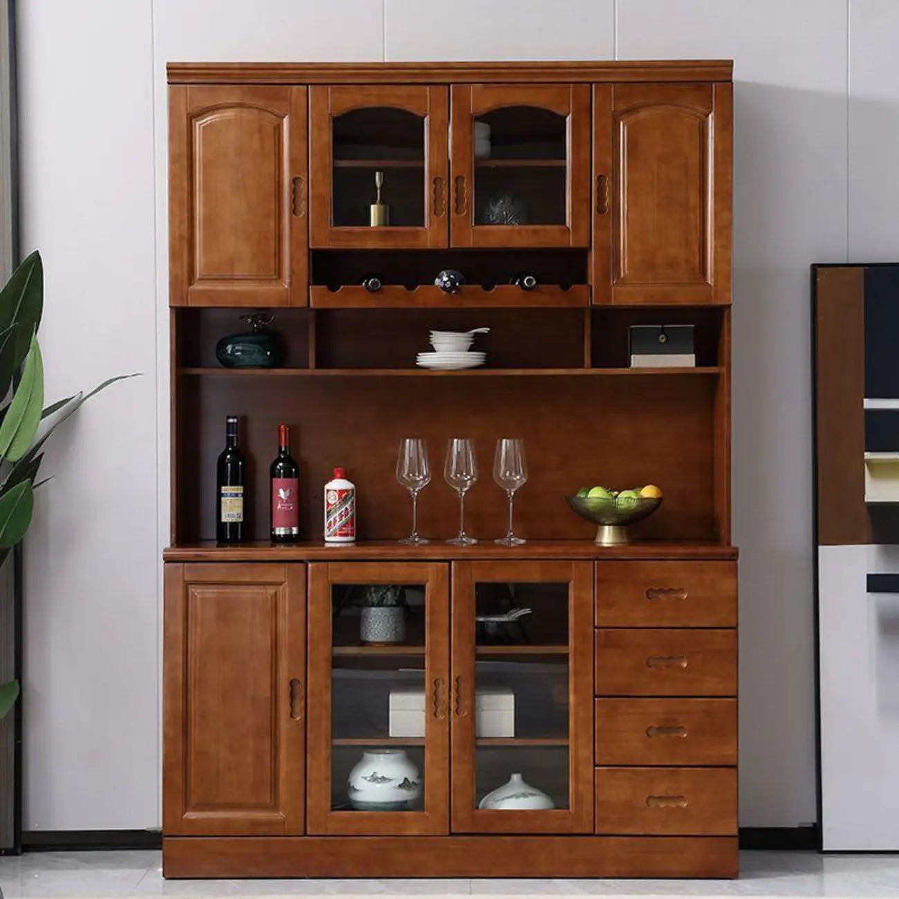 Cucina in legno, credenza bianca, portabottiglie integrato
