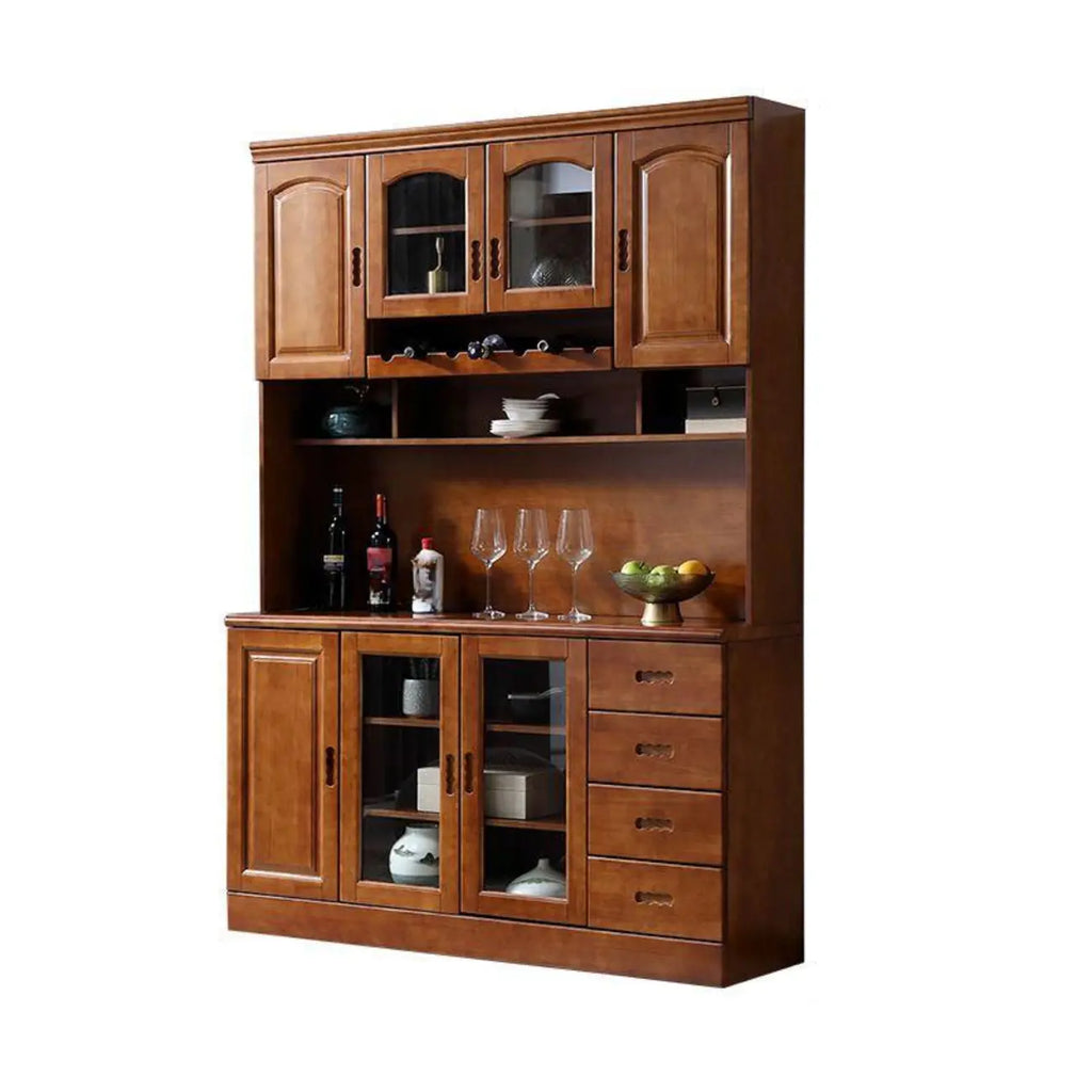 Cucina in legno, credenza bianca, portabottiglie integrato