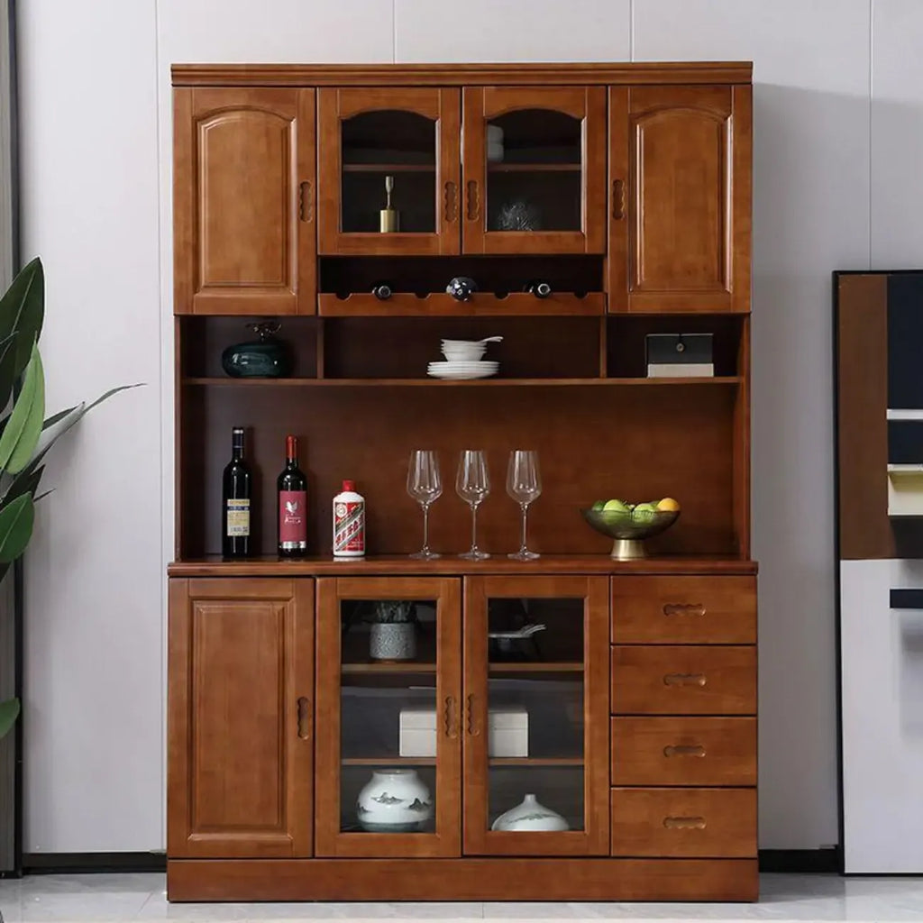 Cucina in legno, credenza bianca, portabottiglie integrato