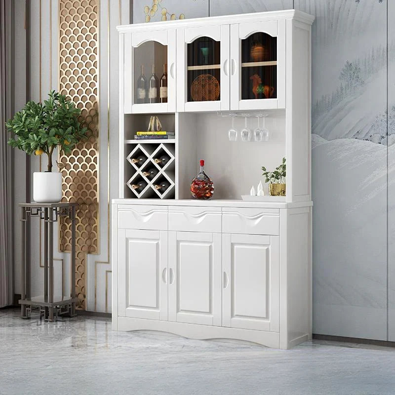 Cucina in legno, credenza bianca, portabottiglie integrato