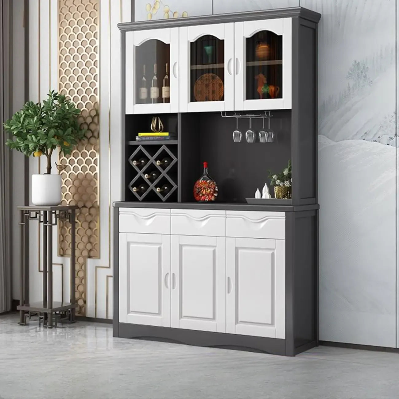 Cucina in legno, credenza bianca, portabottiglie integrato