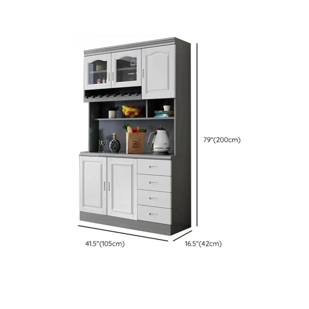 Cucina in legno, credenza bianca, portabottiglie integrato