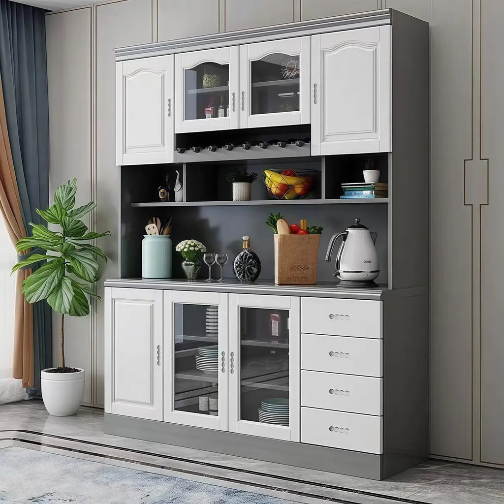 Cucina in legno, credenza bianca, portabottiglie integrato