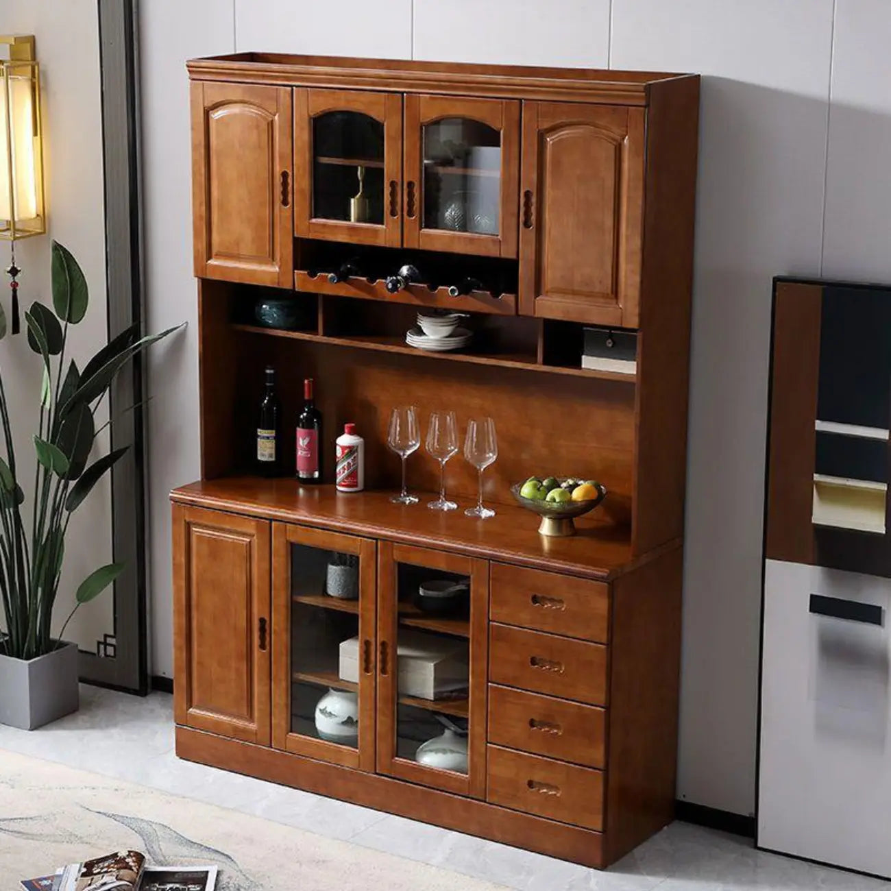 Cucina in legno, credenza bianca, portabottiglie integrato